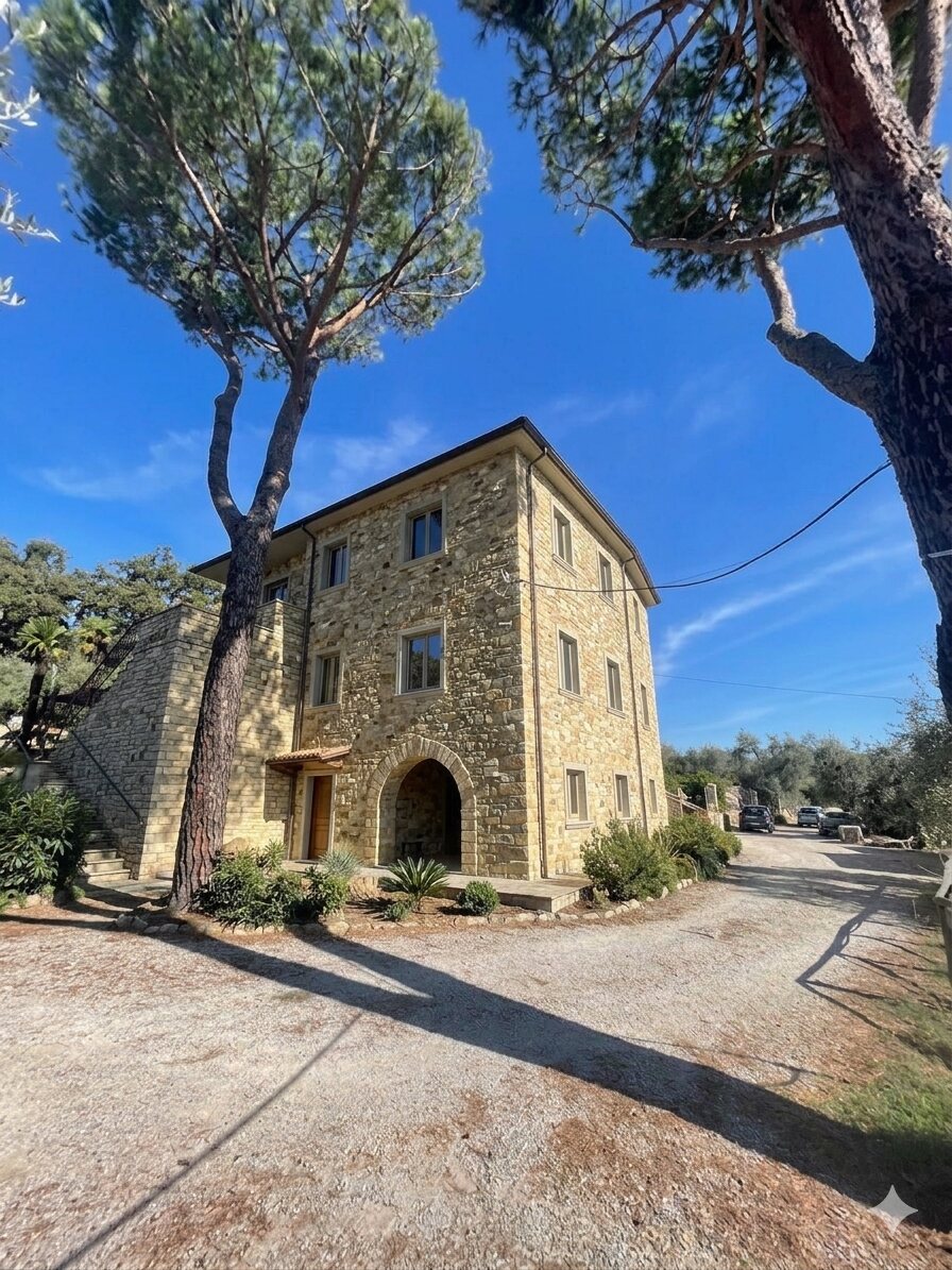Villa storica in pietra con arco d'ingresso